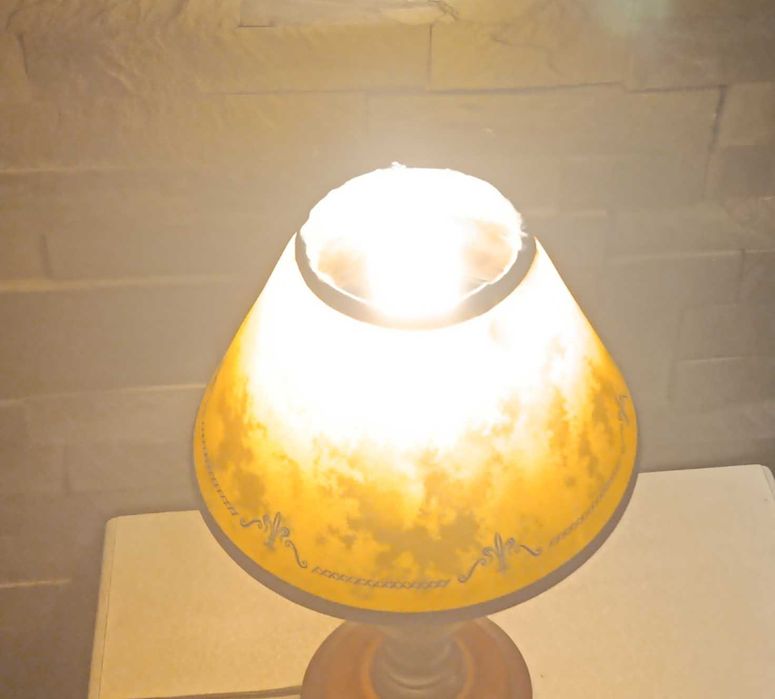 Candeeiro mesa, madeira,  muito antigo, com abat-jour Origem Itália64739901896323123