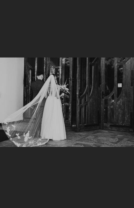 Suknia ślubna z rozcięciem na nodze