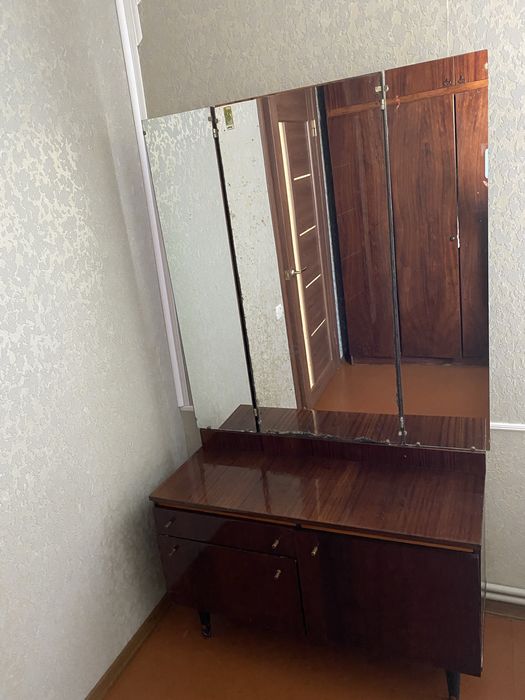 Продам трюмо б/у у гарному стані