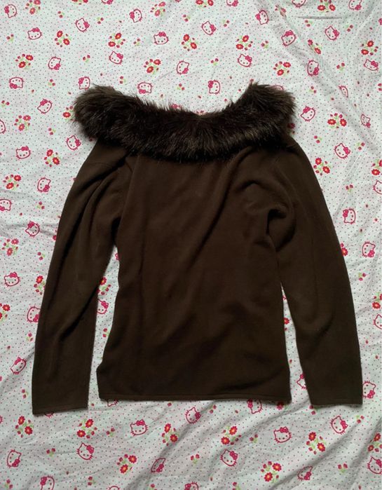 dlugi luzny sweter zapinany na guziki z futrem