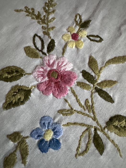 Obrus recznie haftowany kwiaty do kolekcji