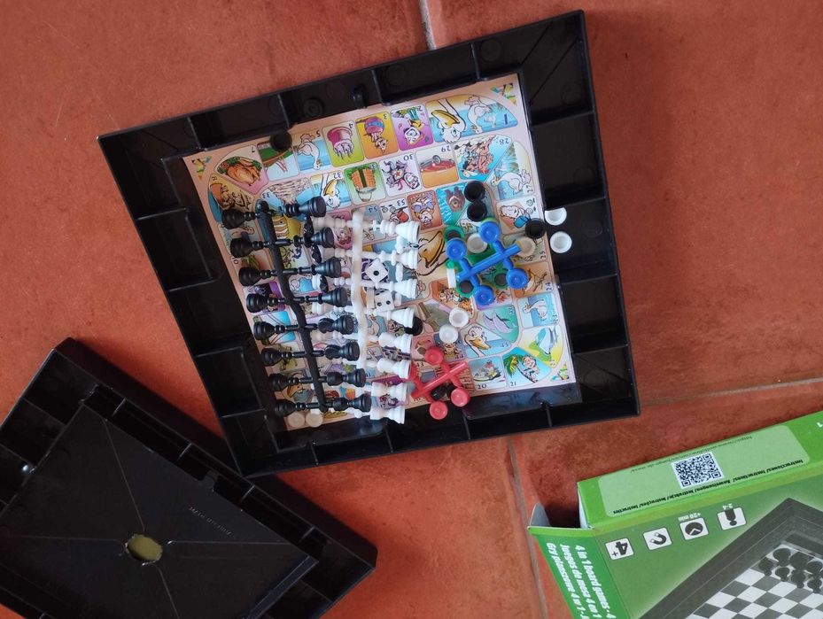 Jogo de Xadrez / Damas e outros