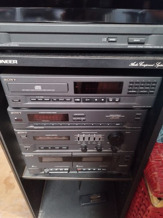 Aparelhagem Sony com móvel e duas colunas