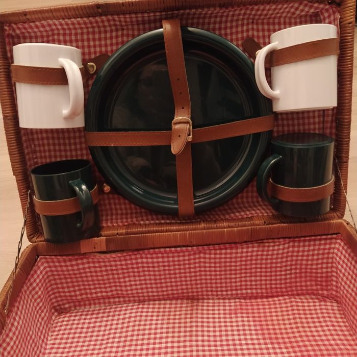 Kosz piknikowy z talerzami i kubkami retro