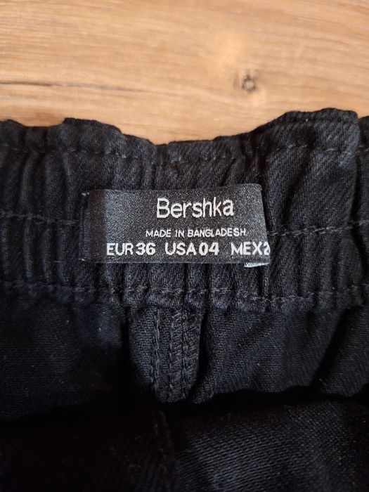 Czarna mini spódniczka Bershka