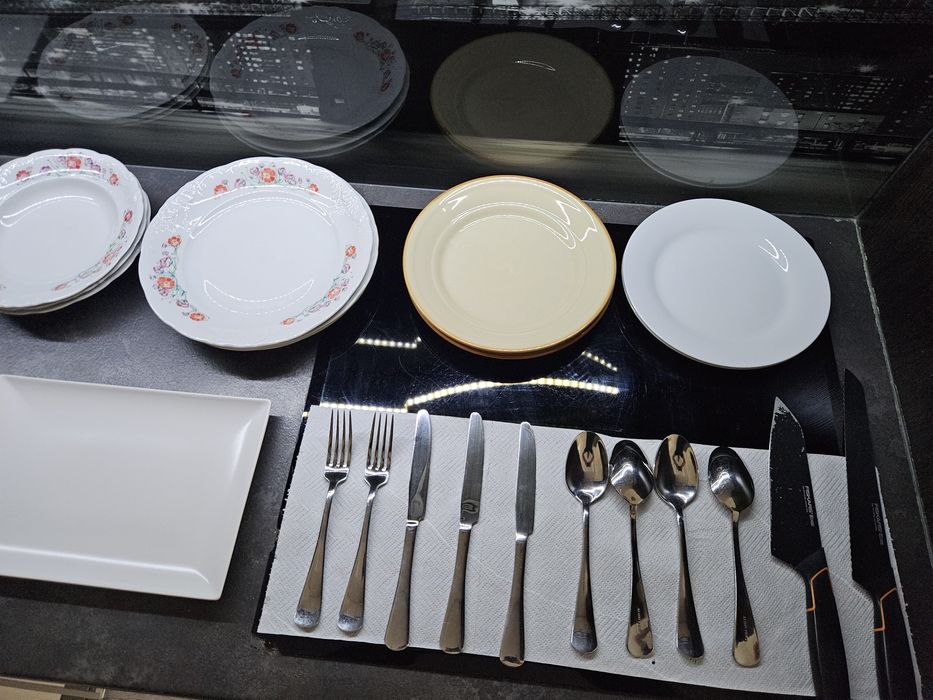 Zastawa stołowa: talerze, sztućce, naczynie do pieczenia żaroodporne