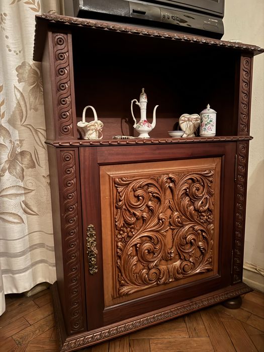 Movel com trabalhados em madeira