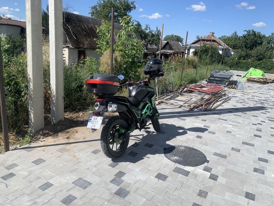 Продаєця мотоцікол