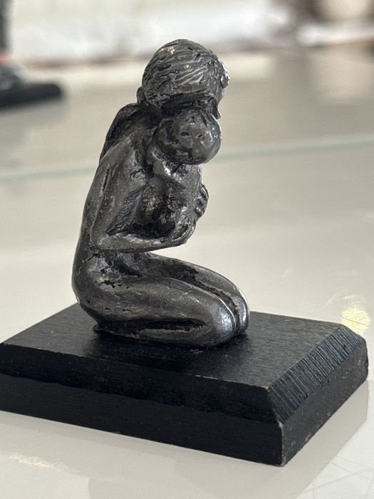 Estatueta mãe abraça filho