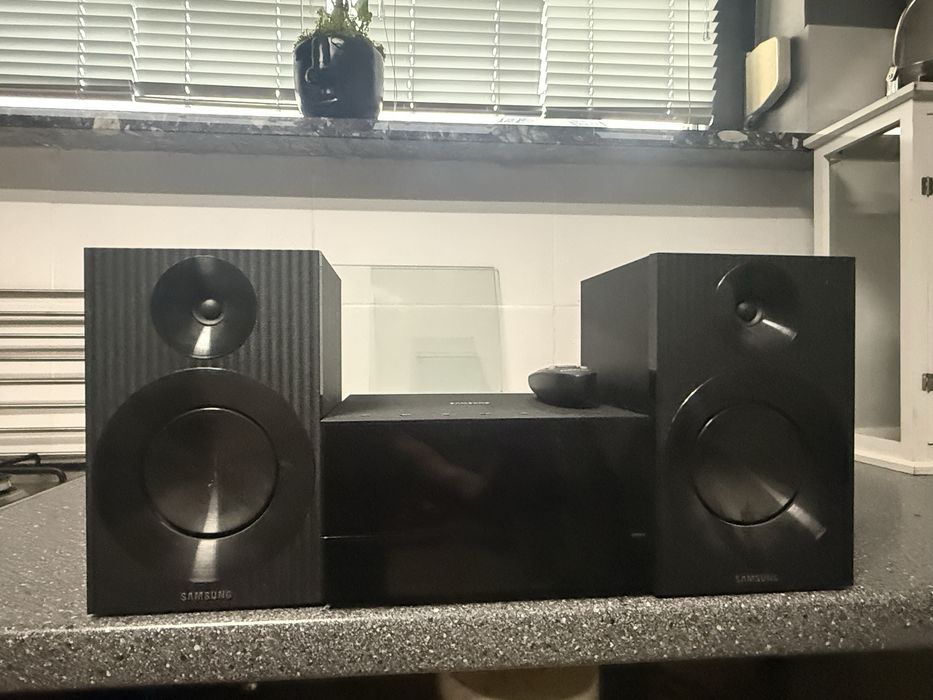 Samsung MM-J320 – wieża stereo Bluetooth, CD, USB, Radio FM