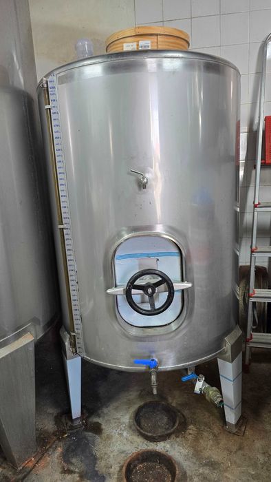 Depósitos INOX Vinho AISI 316L de 2000 e 550 lts