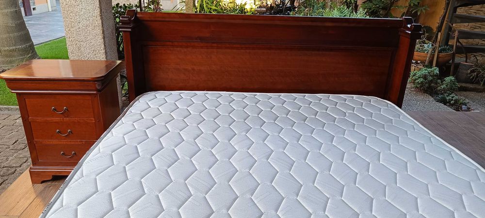 Cama, estrado, colchão e mesinha