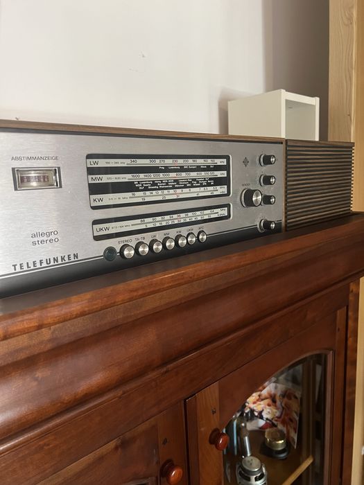 Radio Telefunken com colunas