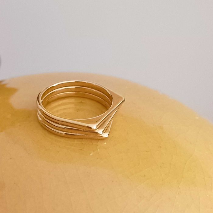 Anel em aço dourado.