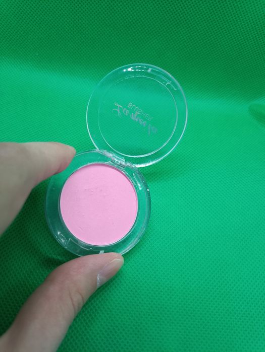 Przepiękny jasny cukierkowy róż w opakowaniu z małym lusterkiem