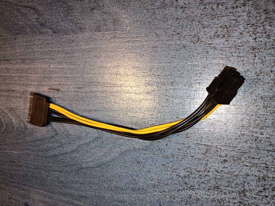 Різні конектори підключення для системного блоку.