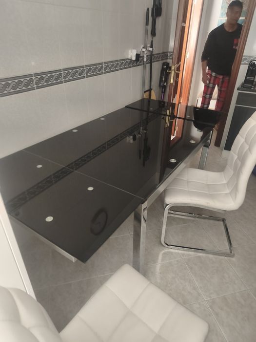 Mesa e quatro cadeiras