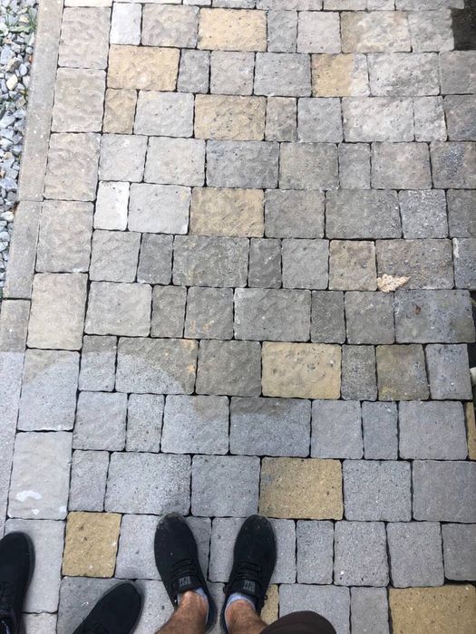 Мийка бруківки та дахів