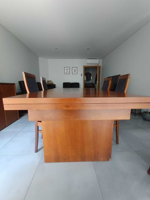 Mesa extensível e cadeiras de sala de jantar
