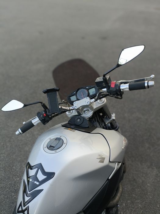 Suzuki GSR 600 - Estilo Naked