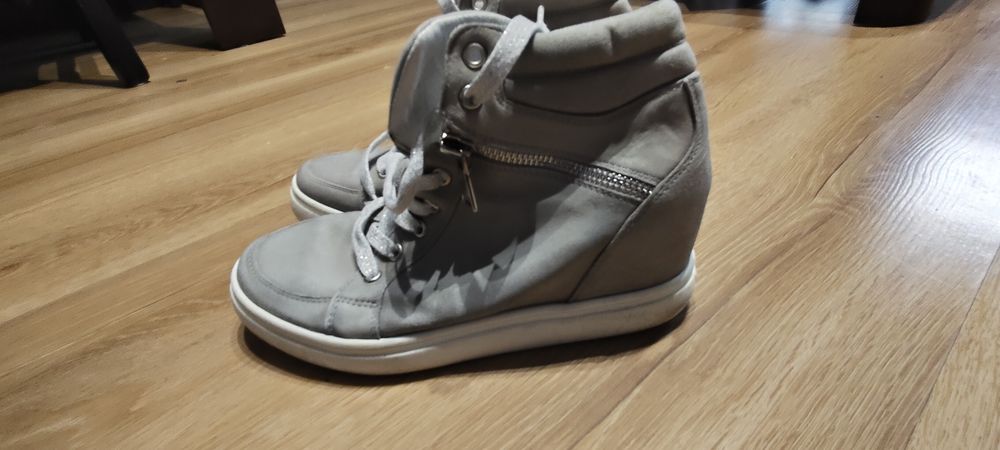 Buty damskie na koturnie