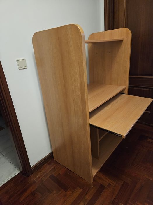 Vendo uma estante e secretária.