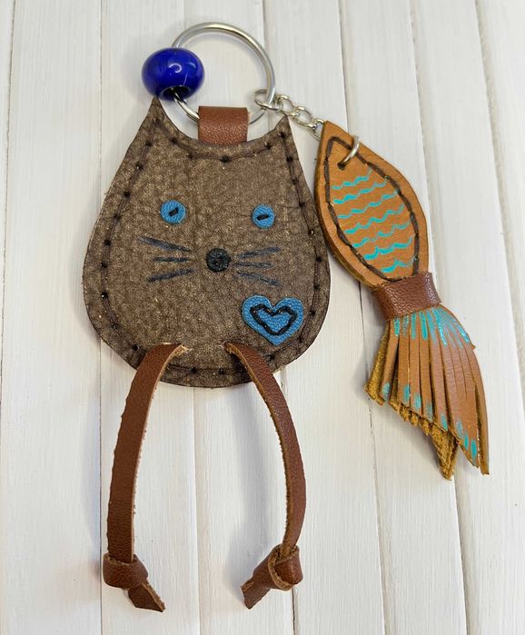 Skórzana zawieszka do torebki kot i ryba, brelok, ręcznie robiony