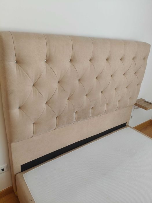 Cama e mesinha de cabeceira