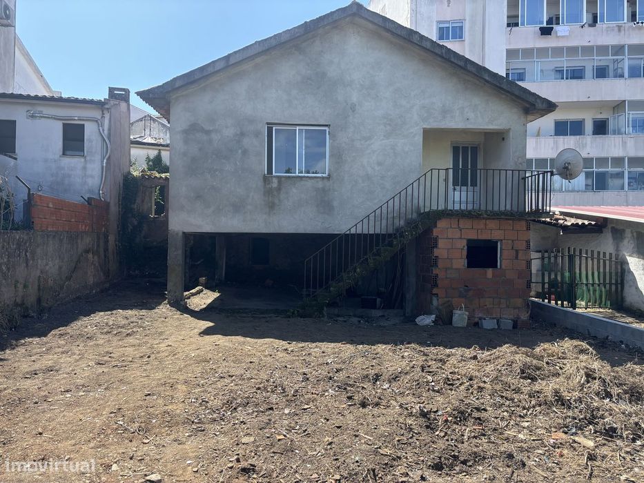 Moradia de 2 pisos com terreno no centro da Lousã