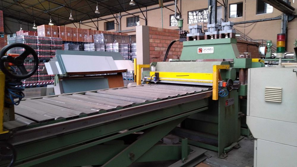 Linha de corte e quinagem de bobines de chapa Gasparini	CM50 - 1300mm