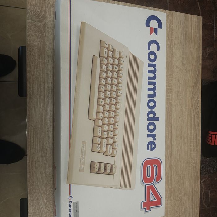 Sprzedam Commodore c 64  stan sklepowy