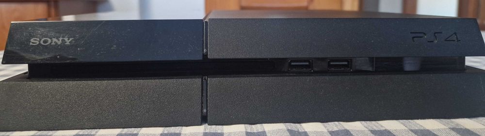 PlayStation 4 1Tb + 2 comandos DualShock 4 + 12 jogos