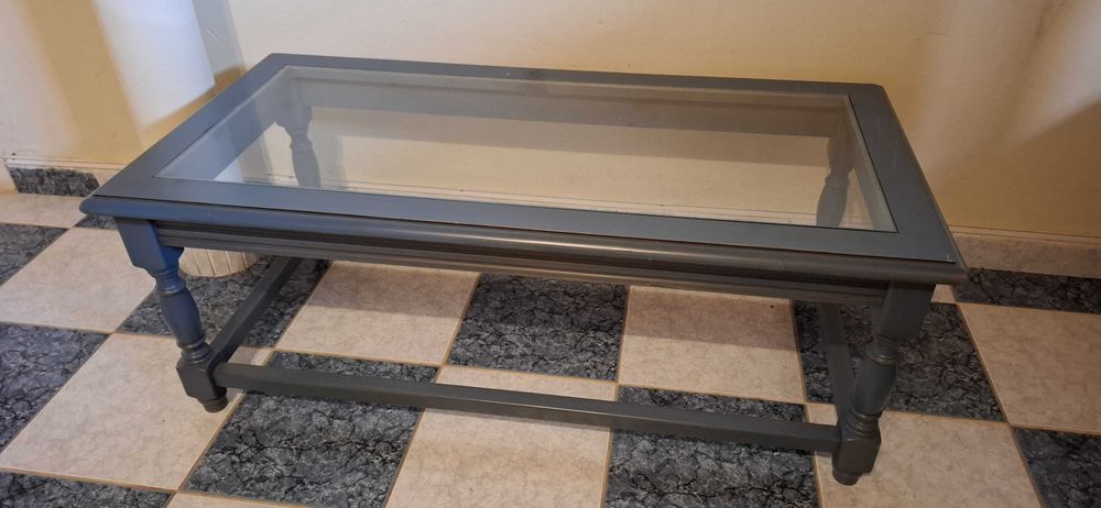 Mesa de madeira com tampo de vidro
