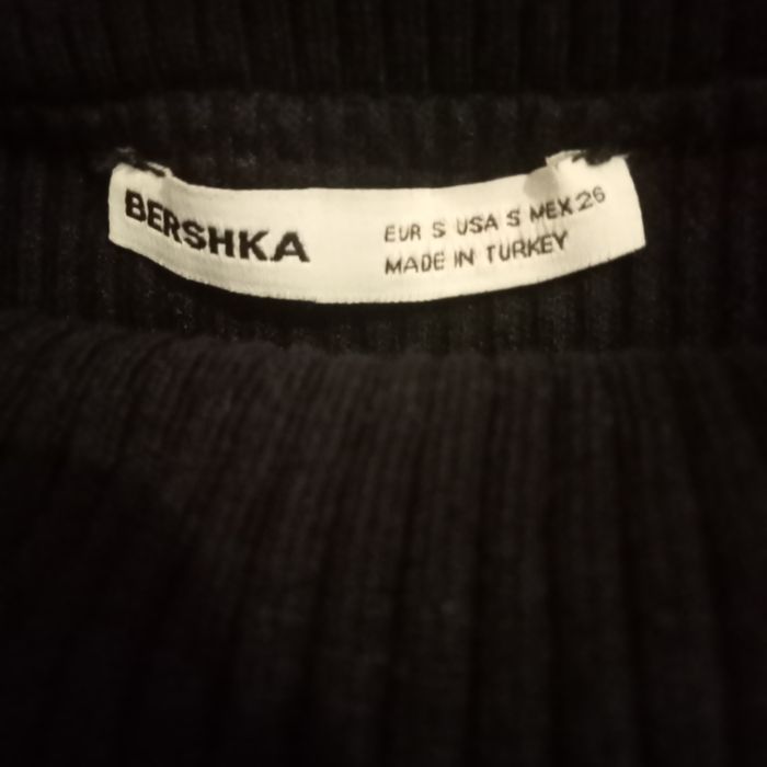 Blusa preta de manga comprida com bainha