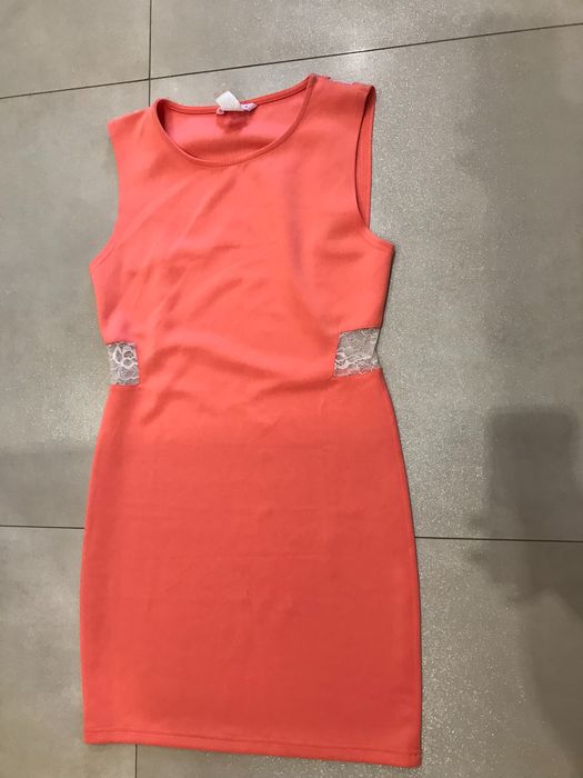 Morelowa sukienka z wstawkami z białej koronki M