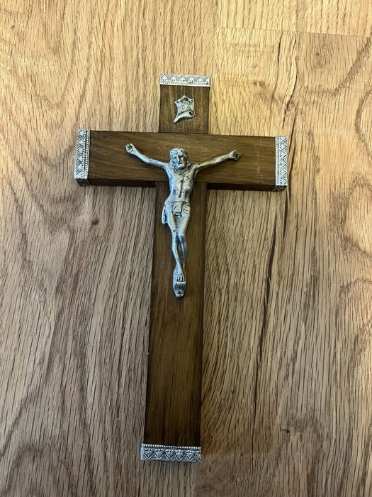 Crucifixo em madeira e prata.