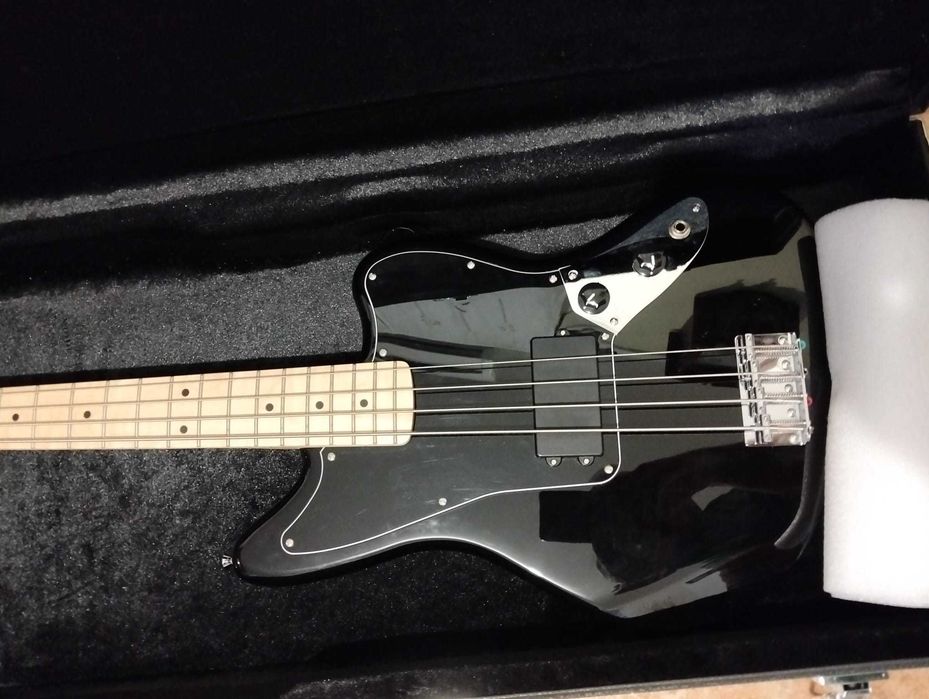 Baixo elétrico squier jaguar jazz bass,  cor preto