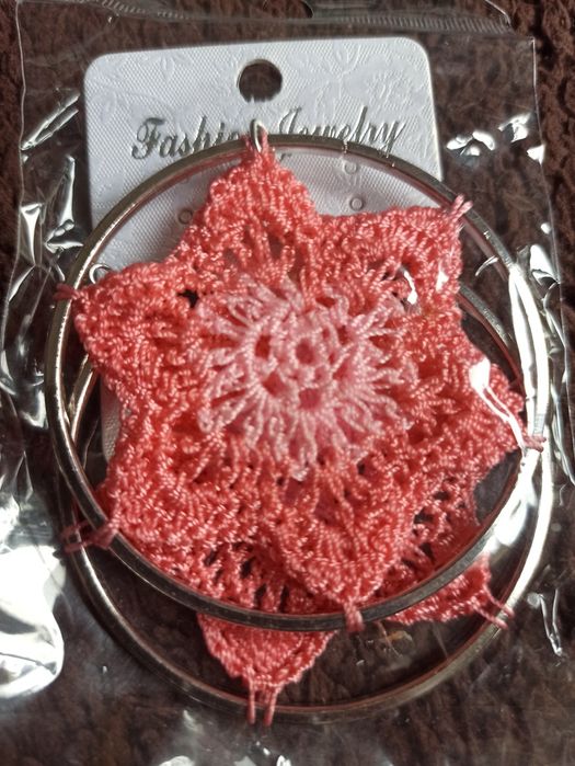 Kolczyki koła z szydełkowym motywem