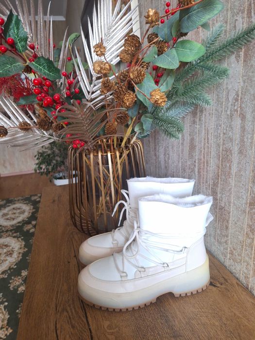 Продам жіночі зимові чоботи( луноходи) фірми Reserved