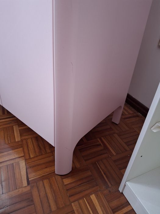 Armário IKEA rosa para quarto de criança