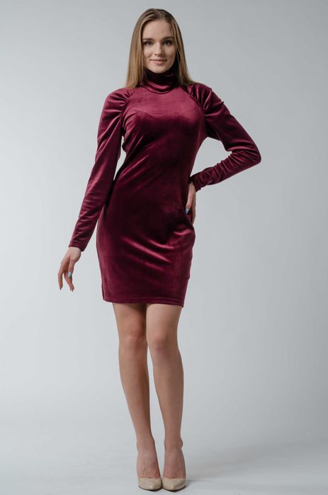 Sukienka welurowa z golfem bordowa