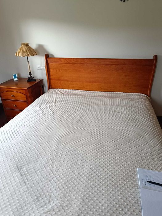 Conjunto de Cama, mesa de cabeceira e cômoda em madeira maciça