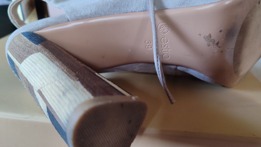 Красивені фірмові босоніжки  Estro