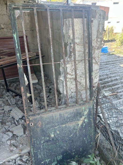 Portao de ferro com bastantes marcas de uso