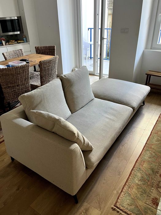 Sofá 3 lugares com chaise longue – Bege moderno (estilo IKEA)