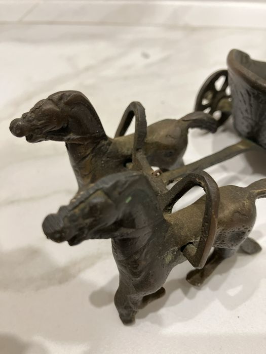 Gladiador com dois cavalos em metal biga