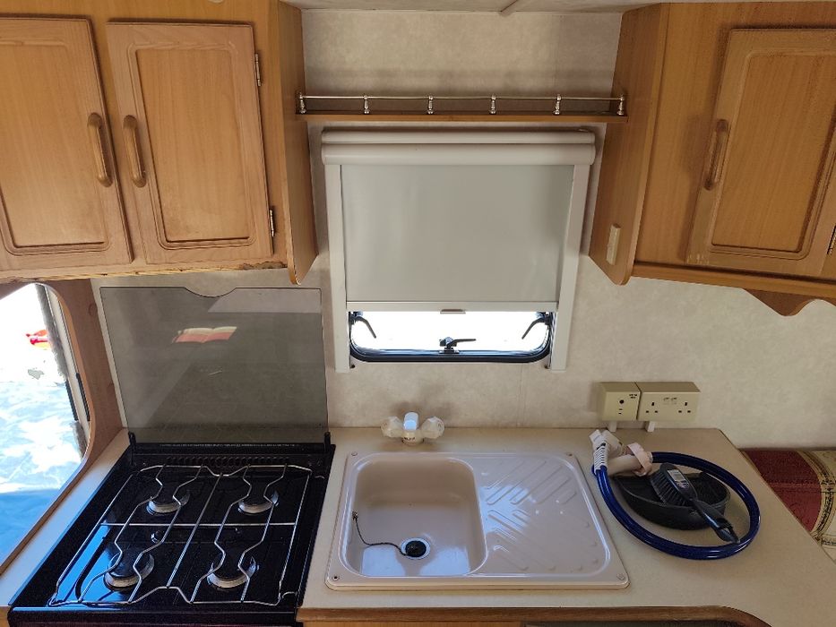 Caravana Avondale Rialto 550-4 | 4 Lugares | Casa de Banho | Matrícula Inglesa