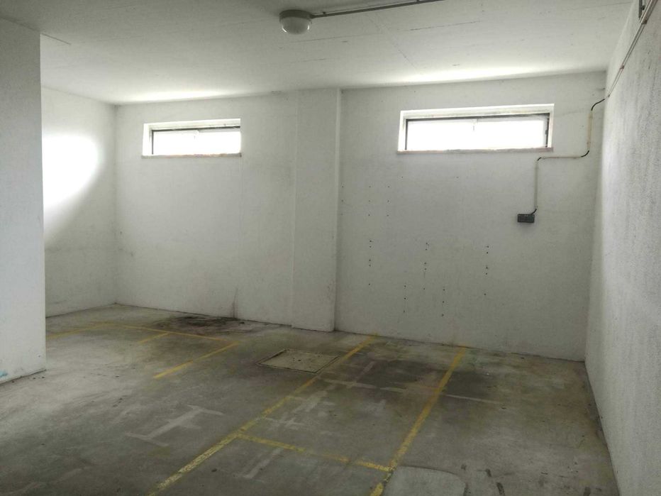 Aluga-se garagem privada/box fechada com 37 m², em Mafra, ideal para estacionamento, arrumos, armazenamento ou pequeno armazém.