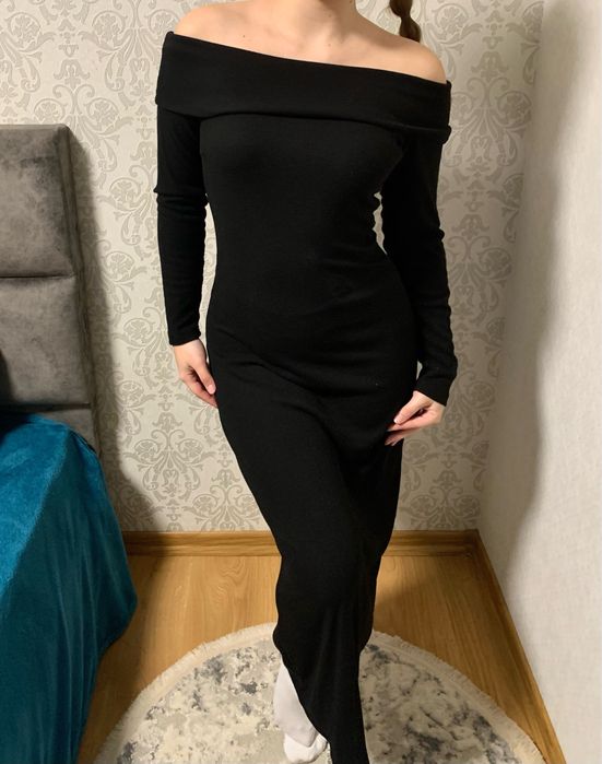 Черное платье в рубчик