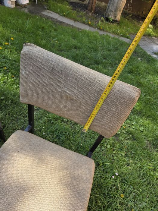 Krzesła solidne. Metalowa konstrukcja.